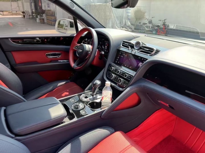 唐山21年宾利添越4