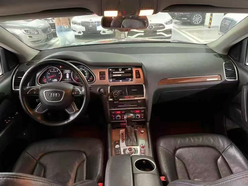 成都15年奥迪Q78