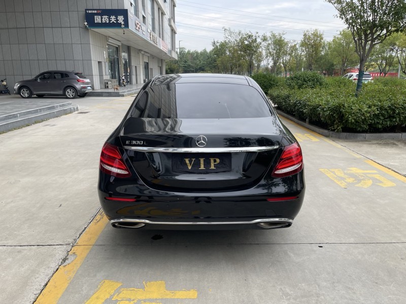 济宁19年奔驰E8