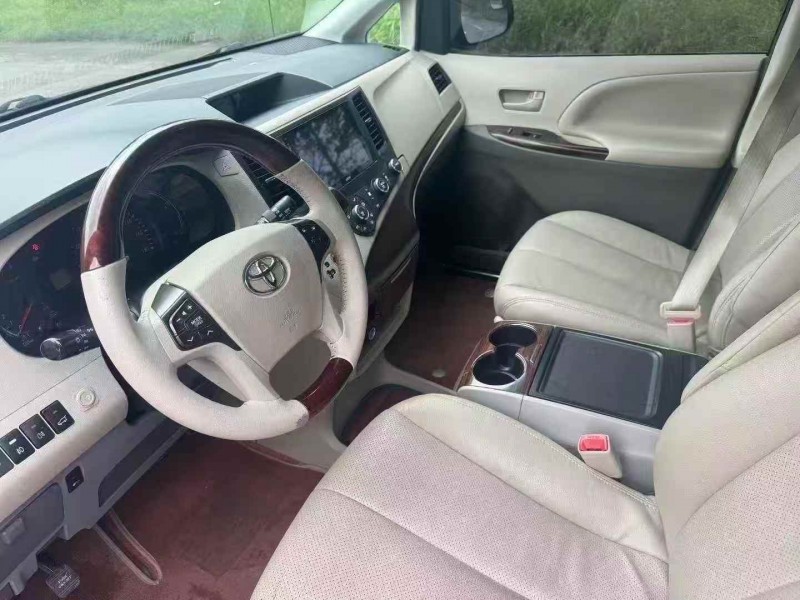 枣庄17年丰田塞纳4