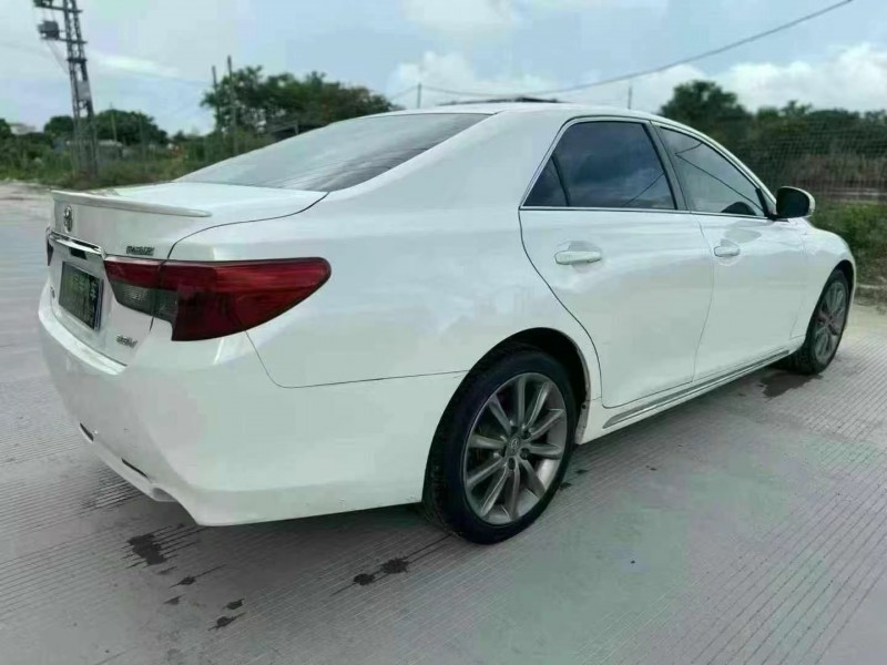 汕头17年丰田锐志8