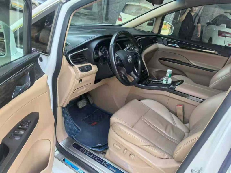 保定18年别克GL86