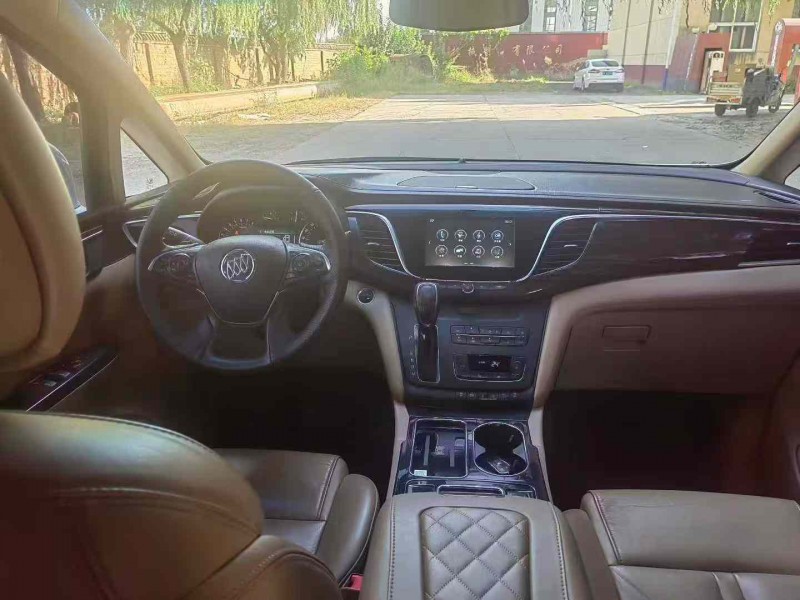 保定17年别克GL85