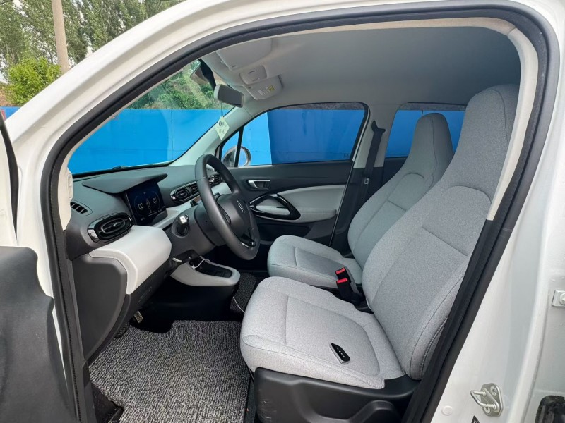 青岛23年零跑汽车T036