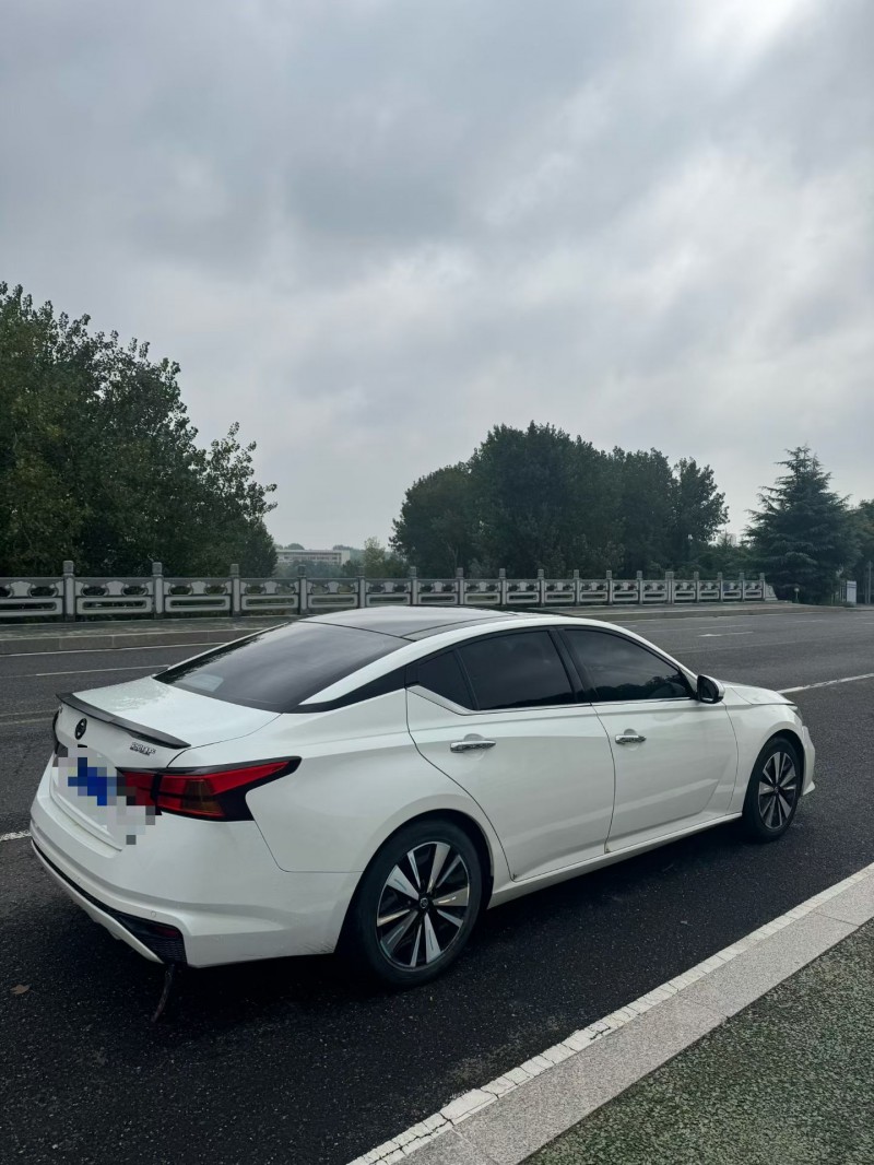 青岛22年日产天籁8