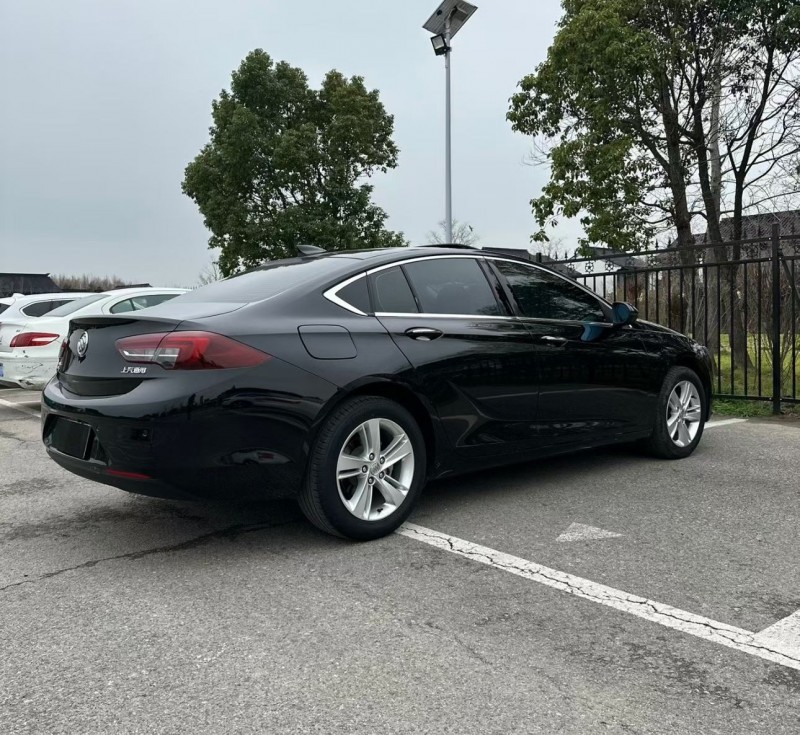 济宁19年别克君威8