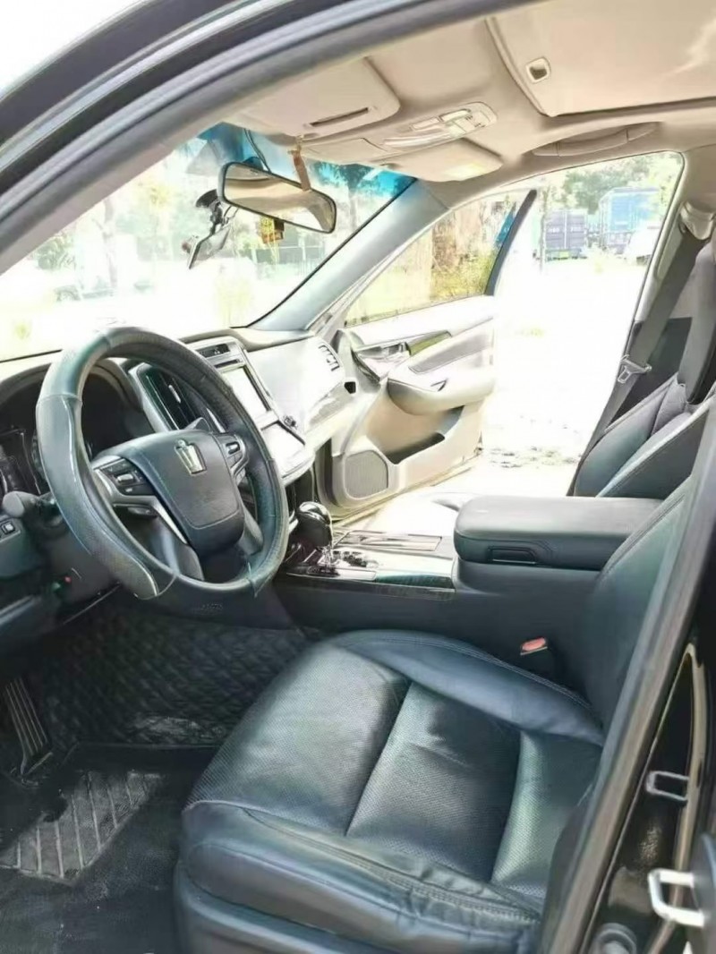 佛山17年丰田皇冠4