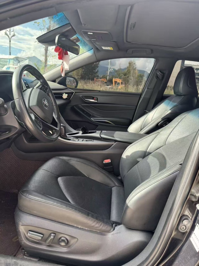 昆明22年丰田亚洲龙6