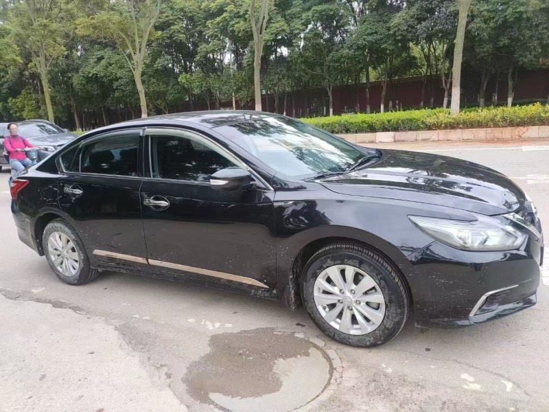 昆明18年日产天籁3