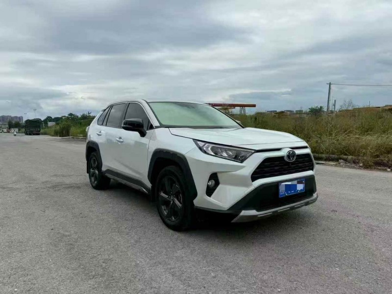 防城港23年丰田RAV4荣放3