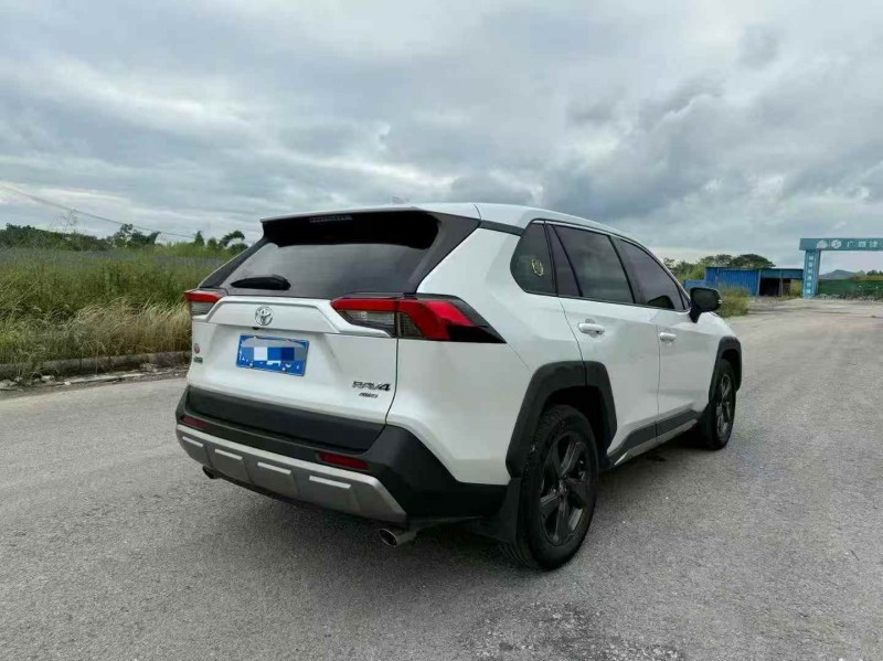防城港23年丰田RAV4荣放4