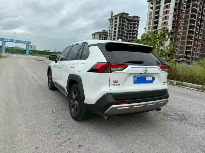防城港23年丰田RAV4荣放9