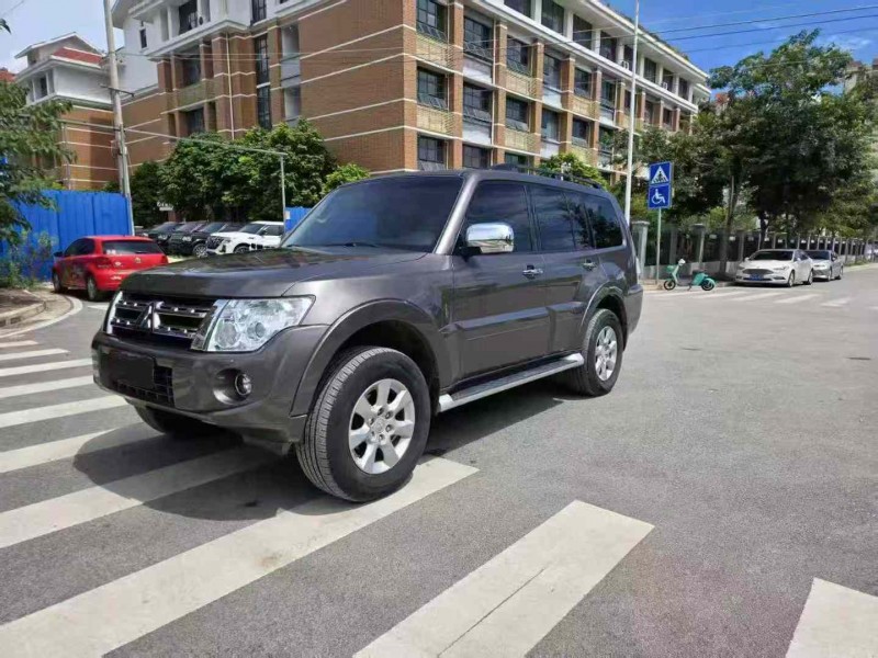 南宁14年三菱帕杰罗2