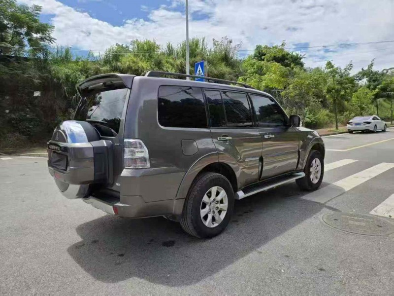 南宁14年三菱帕杰罗7