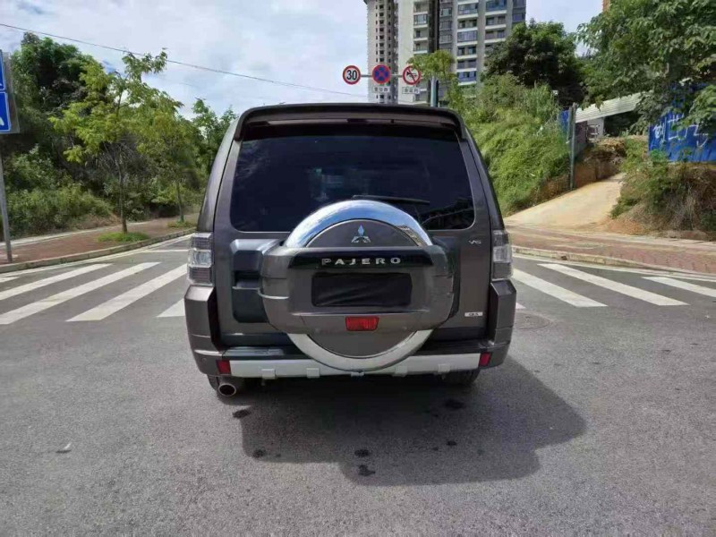 南宁14年三菱帕杰罗9