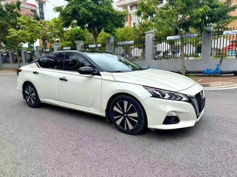 南宁21年日产天籁3