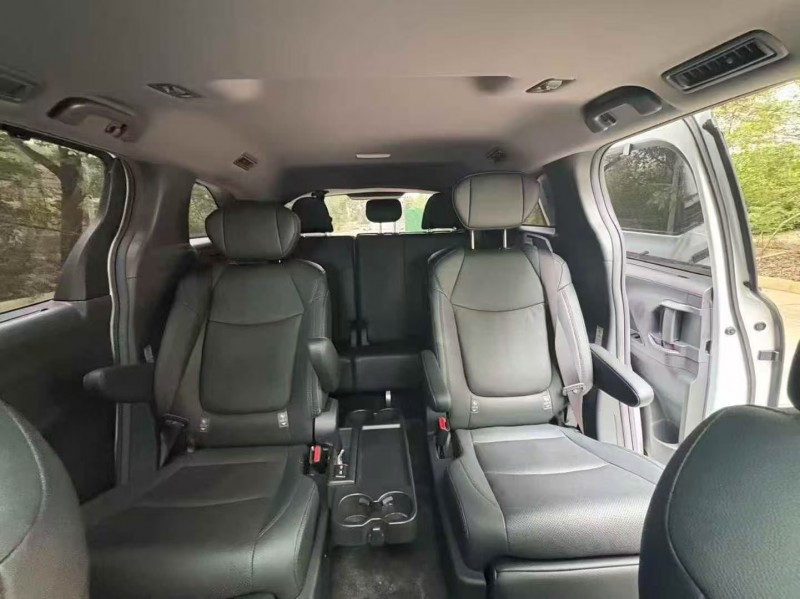 济宁24年丰田塞纳5