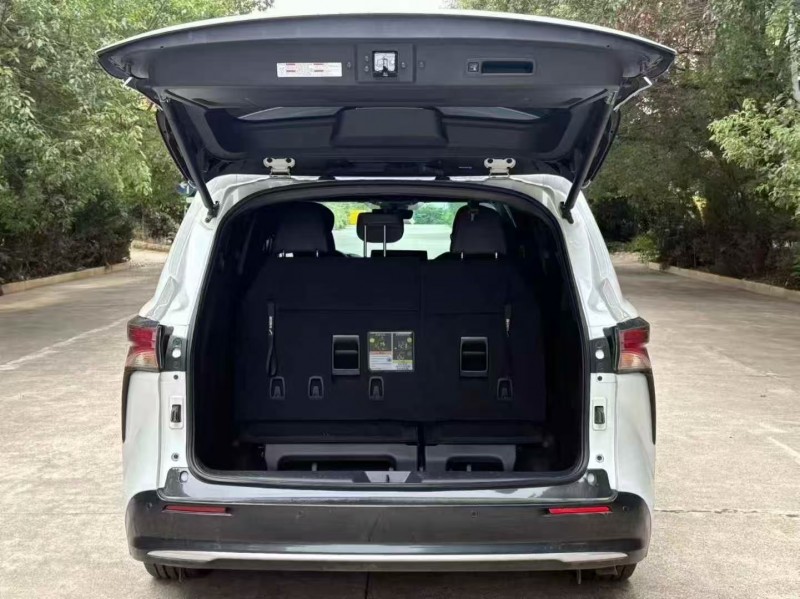 济宁24年丰田塞纳8