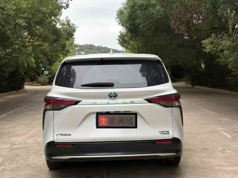 济宁24年丰田塞纳9