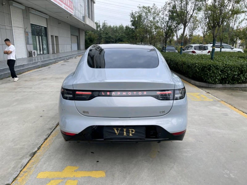 济宁24年零跑汽车C018