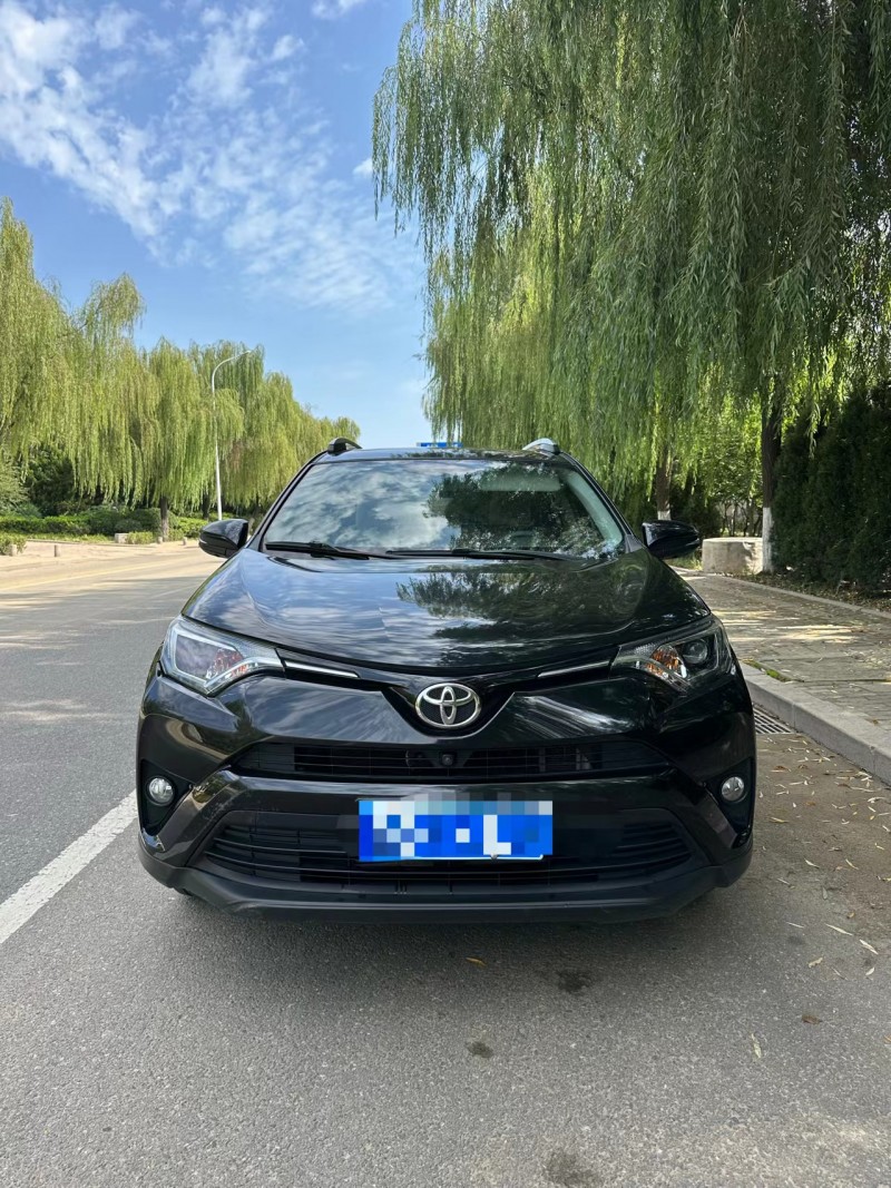 青岛17年丰田RAV4荣放1
