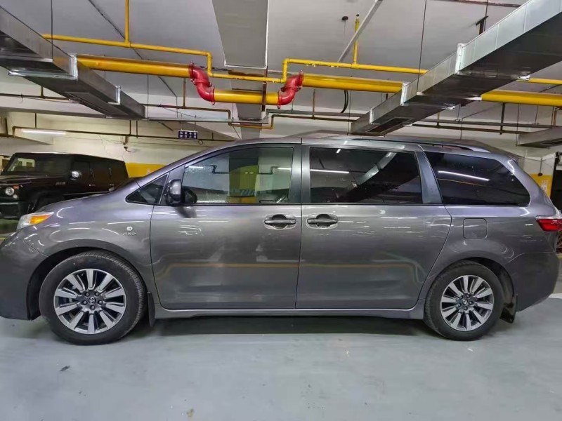 武汉20年丰田塞纳3