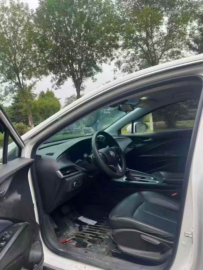 东营22年别克微蓝5