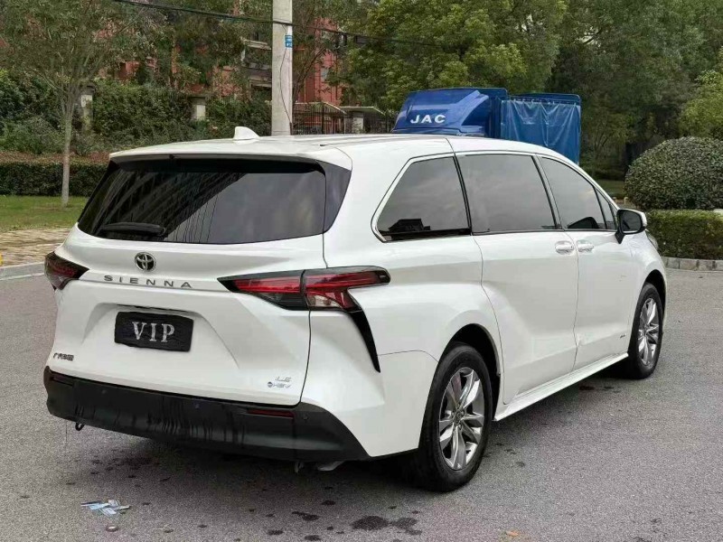 淮南24年丰田塞纳8