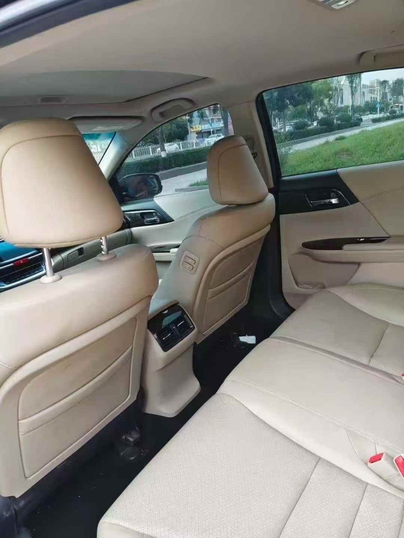 青岛15年本田雅阁5