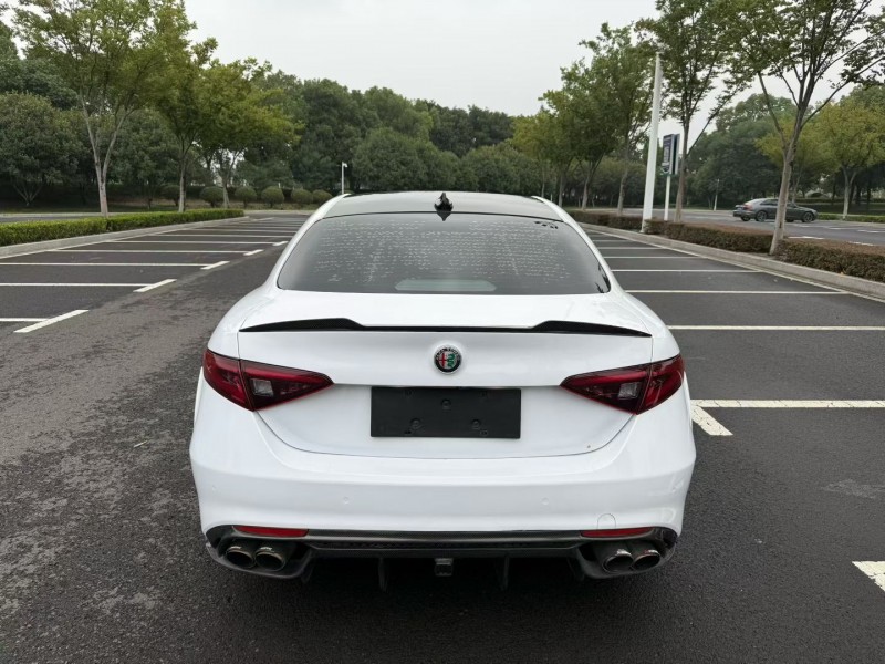 常州18年阿尔法·罗密欧Giulia8