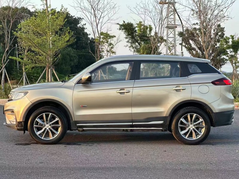 汕头19年吉利博越3