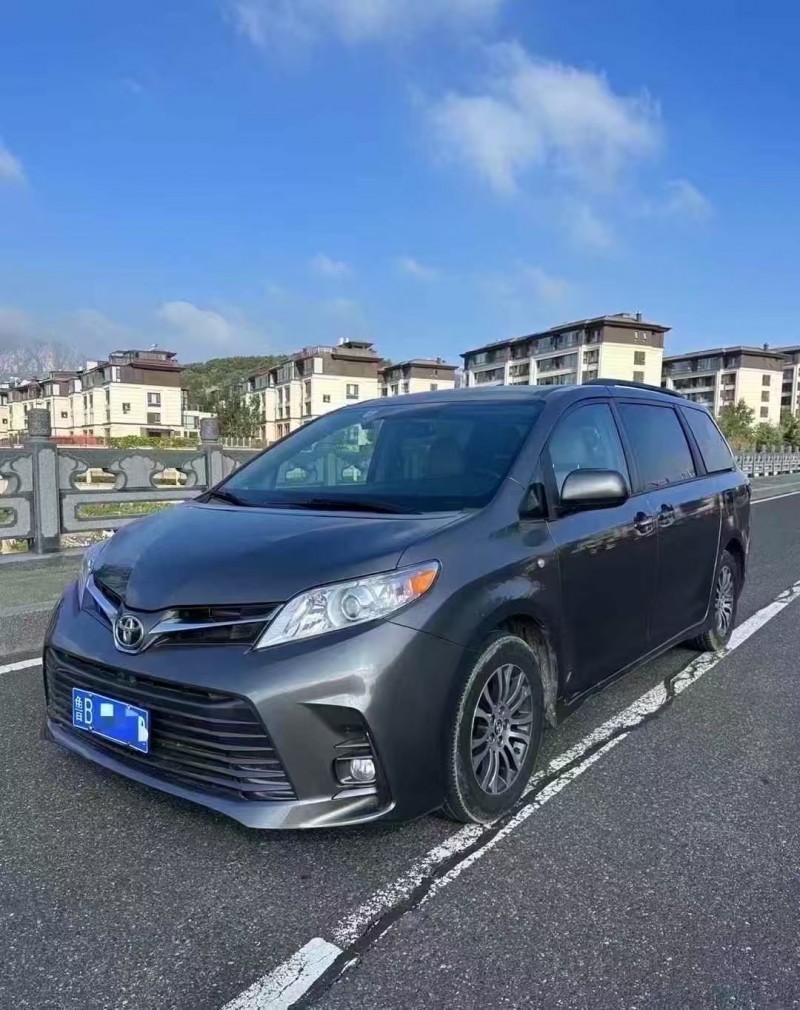 青岛19年丰田塞纳3