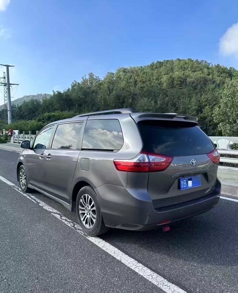 青岛19年丰田塞纳7