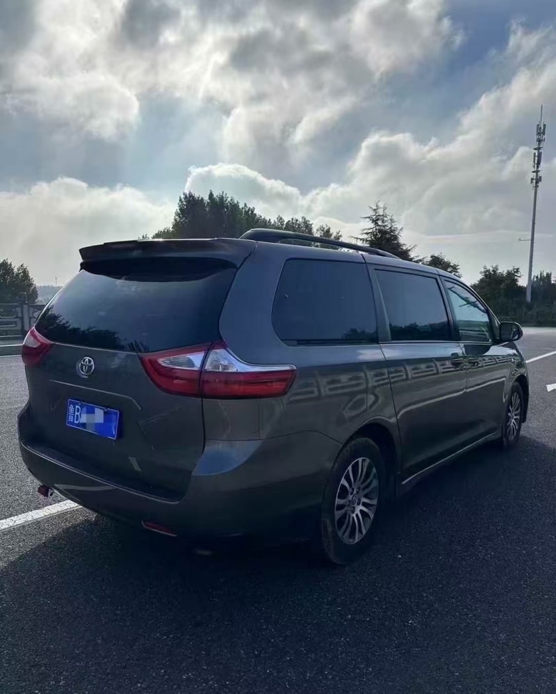 青岛19年丰田塞纳8