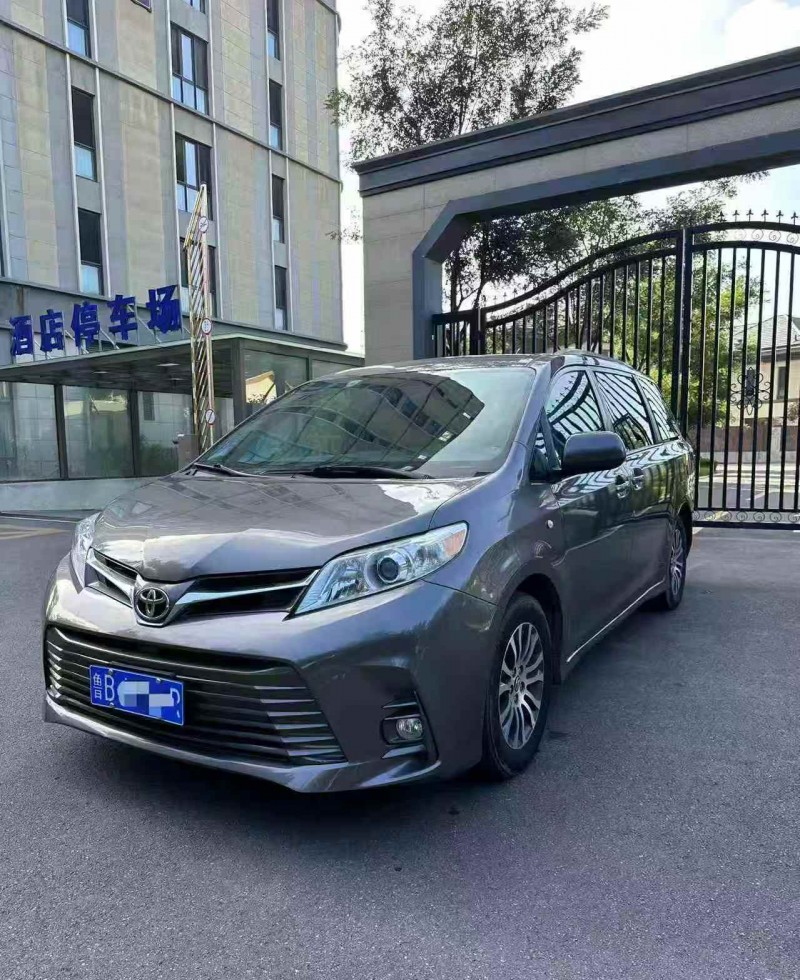 枣庄19年丰田塞纳3