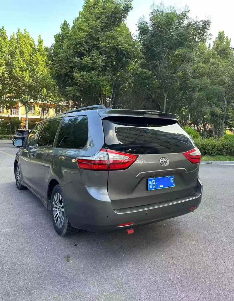 枣庄19年丰田塞纳8