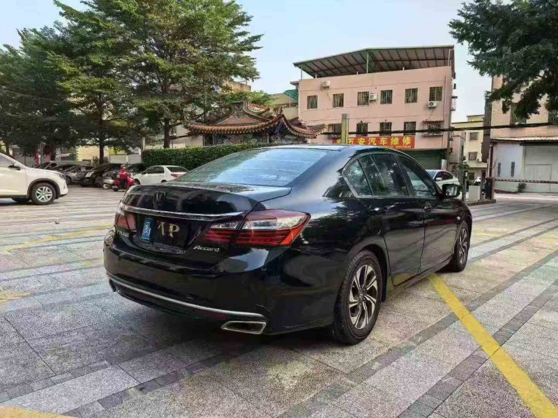 厦门17年本田雅阁8