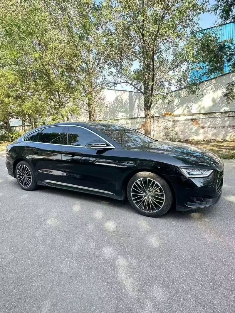 威海23年比亚迪汉8