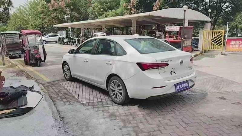 武汉17年别克英朗7