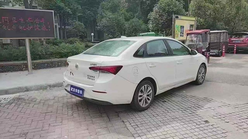 武汉17年别克英朗8