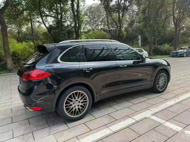 南京13年保时捷卡宴9