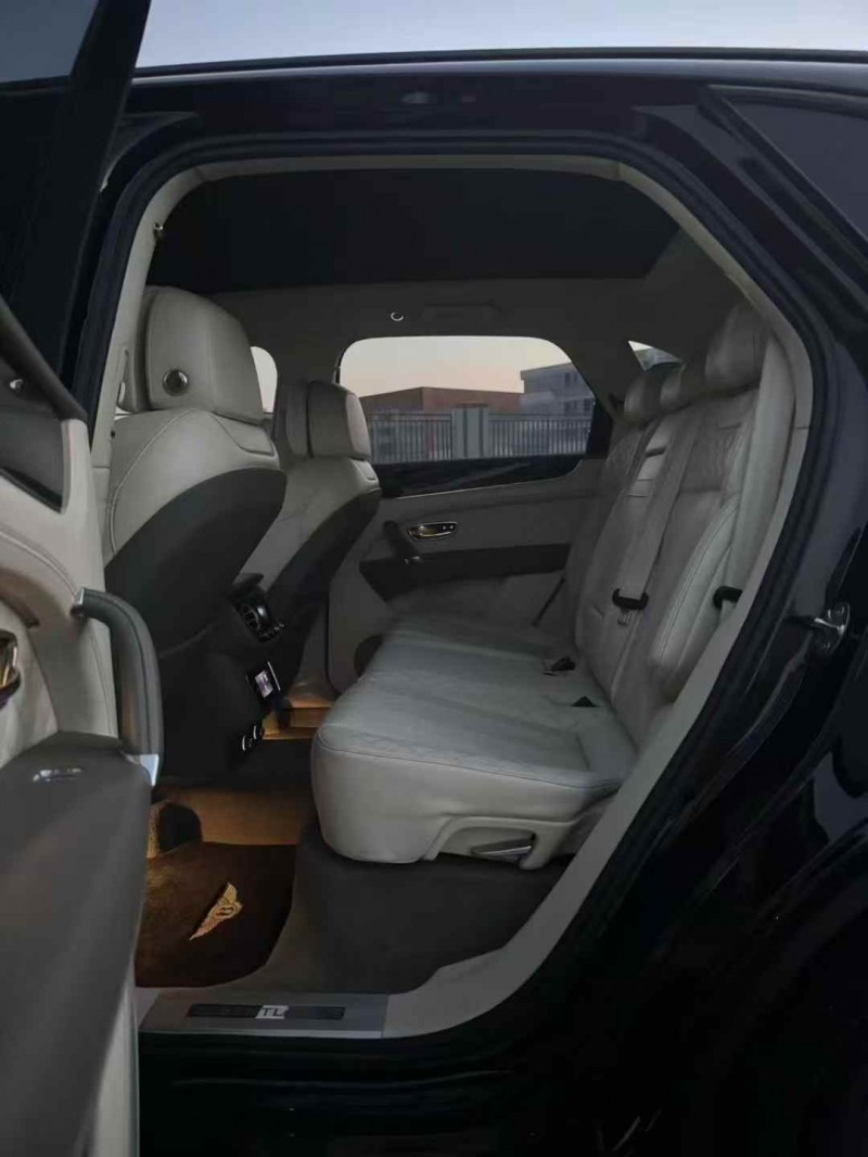 邯郸18年宾利添越5