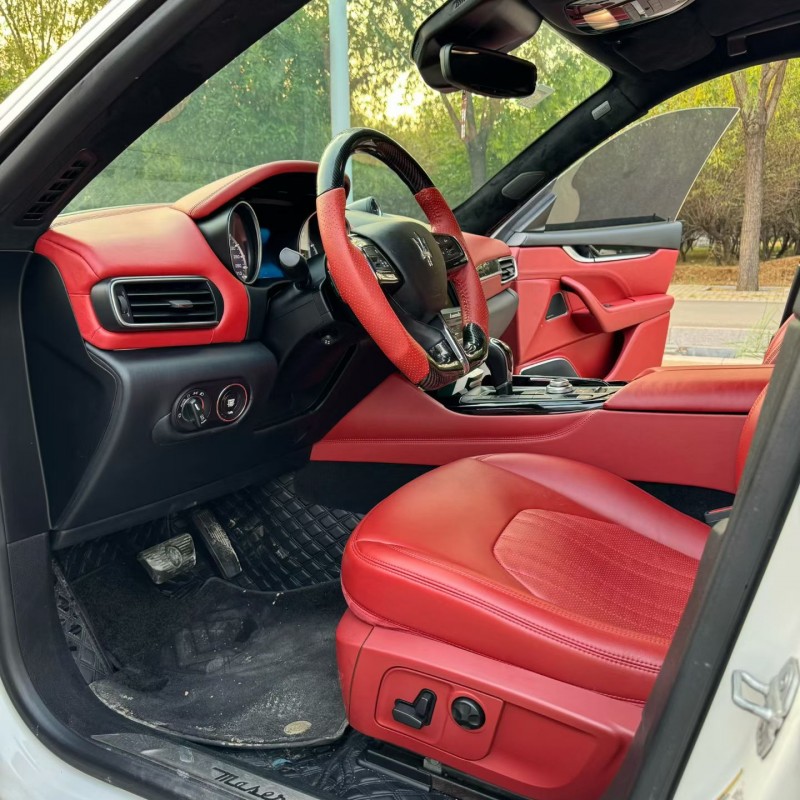 日照18年玛莎拉蒂Levante5