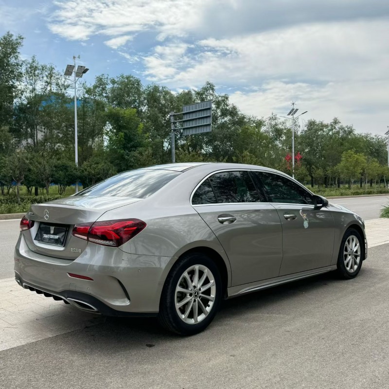 济宁22年奔驰A9