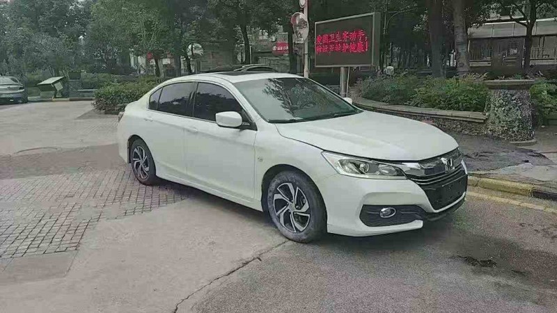 黄石17年本田雅阁2
