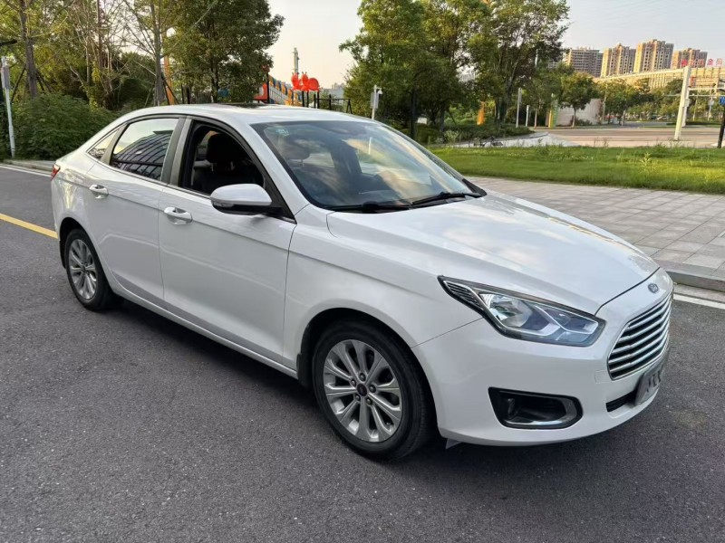 常德17年福特福克斯5