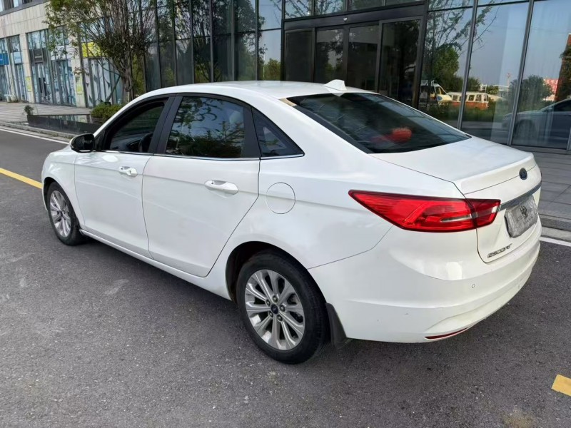 常德17年福特福克斯8