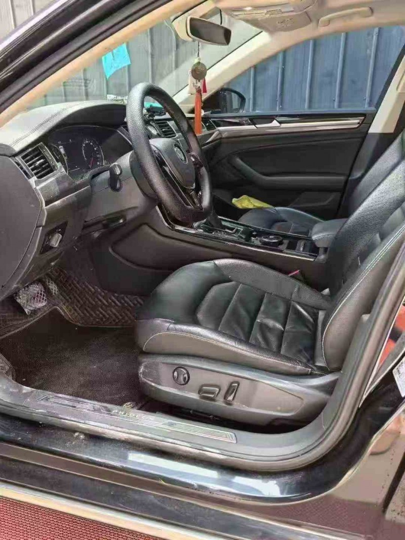 延安18年大众辉昂6