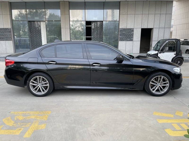 济宁18年宝马5系8