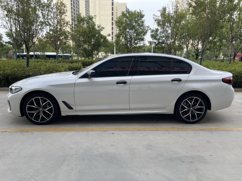 济宁24年宝马5系8